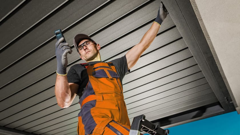 louvre installation man